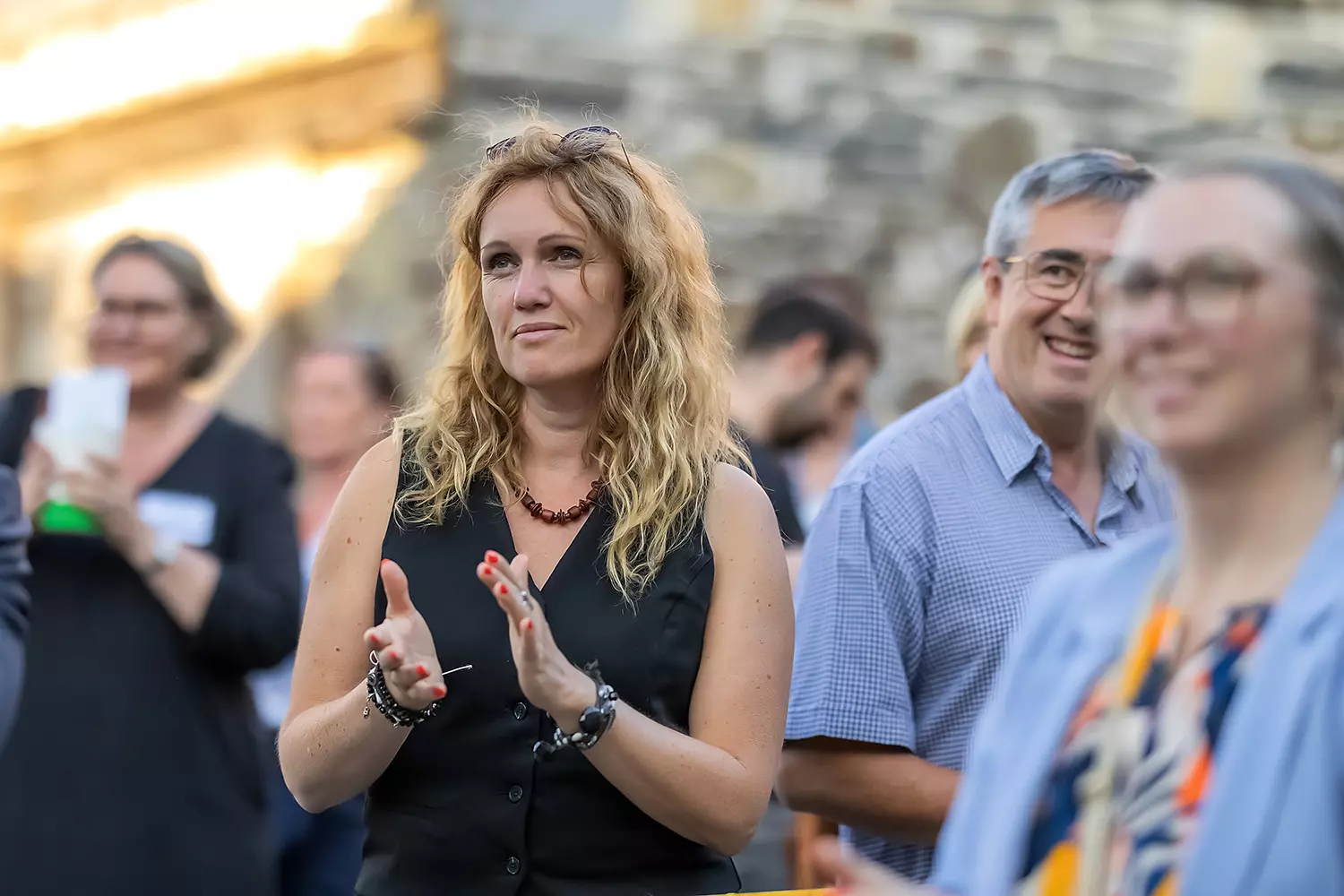 Invité qui applaudi dans la soirée suite au discours de Luc de Mérindol  